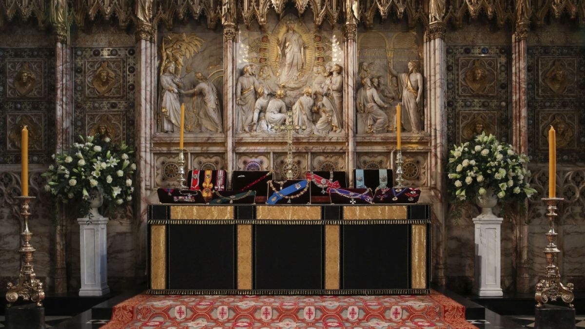 Die Insignien vom britischen Prinz Philip, Herzog von Edinburgh, liegen auf dem Altar in der St.-Georgs-Kapelle von Schloss Windsor. (Foto)