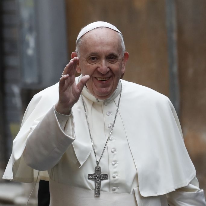 Bizarres Video! Papst "schlägt" aufdringliche Frau Bizarres Video! Papst "schlägt" aufdringliche Frau (Foto)