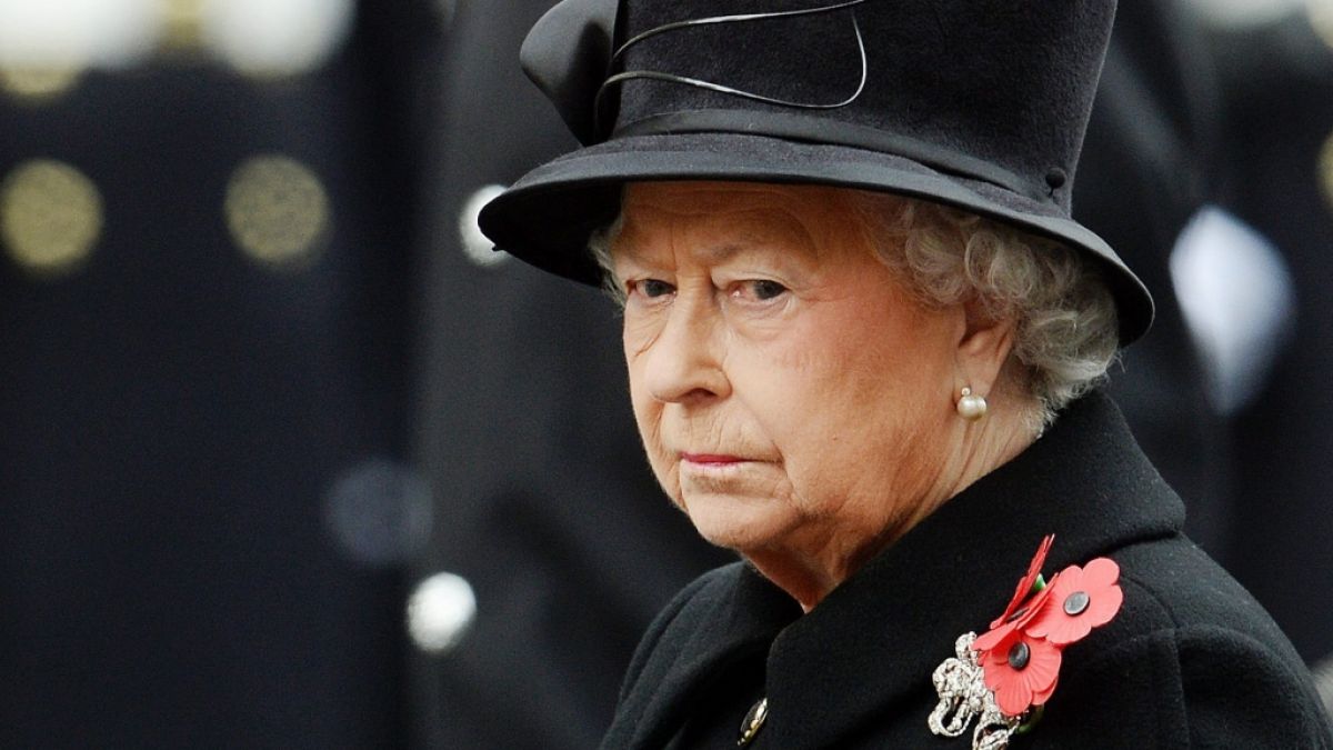 Die Schicksalsschläge für Queen Elizabeth II. wollen nicht abreißen: Kurz nach dem Tod von Prinz Philip muss die Königin nun von einem anderen Wegbegleiter Abschied nehmen. (Foto)