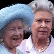 Queen Elizabeths Mutter Elizabeth Bowes-Lyon, auch bekannt als Queen Mum, starb im März 2002.