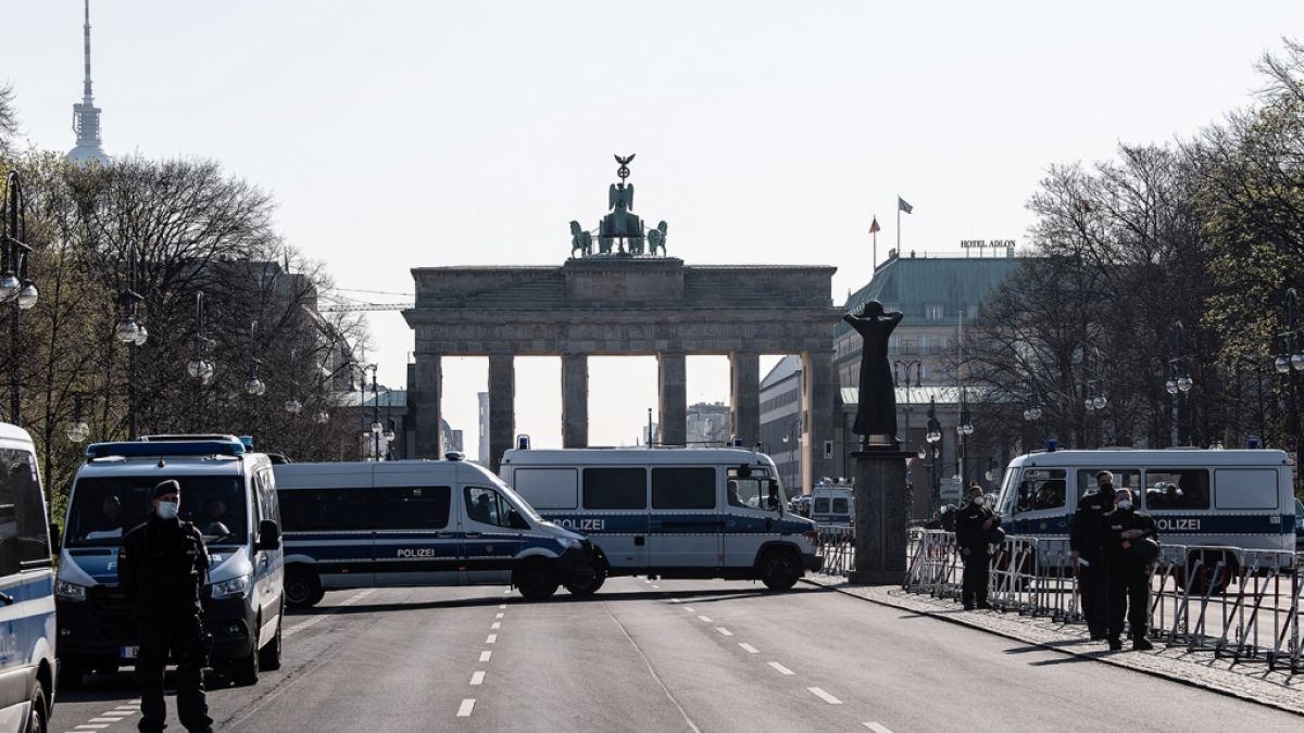 In Berlin sperrt die Polizei mit einem Großaufgebot das Brandenburger Tor und den Reichstag ab. (Foto)