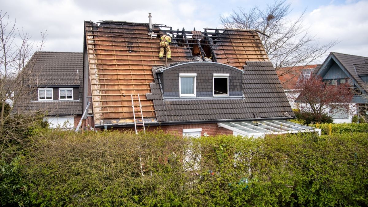 Einsatzkräfte der Feuerwehr Bremen arbeiten an einem durch Feuer beschädigten Haus im Stadtteil Mahndorf. Beim Brand eines Einfamilienhauses am Weserdeich sind nach Feuerwehrangaben vier Menschen getötet worden. (Foto)