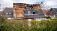 Einsatzkräfte der Feuerwehr Bremen arbeiten an einem durch Feuer beschädigten Haus im Stadtteil Mahndorf. Beim Brand eines Einfamilienhauses am Weserdeich sind nach Feuerwehrangaben vier Menschen getötet worden.
