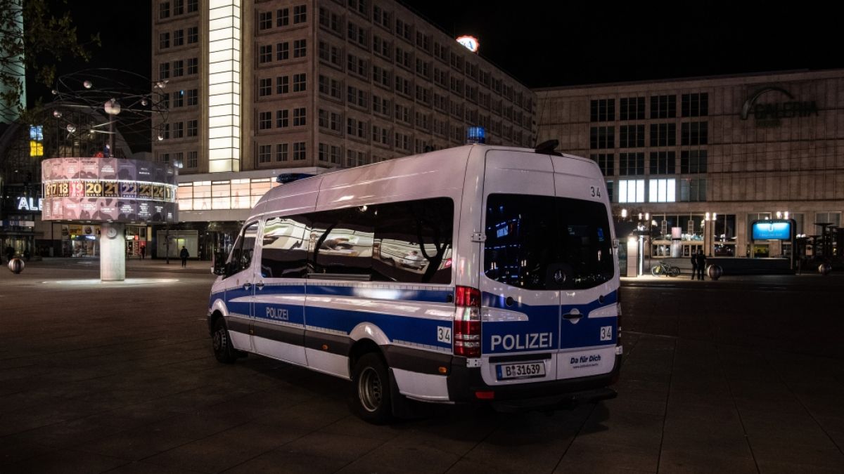 Ein Polizeiwagen steht kurz vor der Ausgangssperre auf dem Alexanderplatz. Die Corona-Notbremse des Bundes hat in der Nacht zum 24. April zum ersten Mal gegriffen. (Foto)