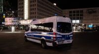 Ein Polizeiwagen steht kurz vor der Ausgangssperre auf dem Alexanderplatz. Die Corona-Notbremse des Bundes hat in der Nacht zum 24. April zum ersten Mal gegriffen.