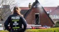 Beim Brand eines Einfamilienhauses in Bremen sind nach Feuerwehrangaben vier Menschen getötet worden.