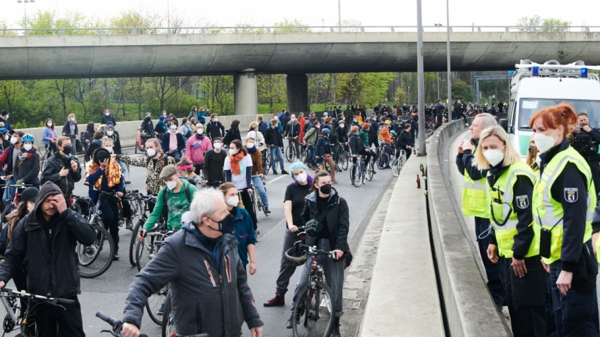 Auf Fahrrädern nehmen Demonstranten an einer Protestaktion der Initiative MyGruni teil und fahren über die Stadtautobahn A100. Die Fahrraddemo kam kurzzeitig zum stoppen und einige Teilnehmer lieferten sich Wortgefechte mit der Polizei. (Foto)