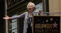 Die US-Schauspielerin Olympia Dukakis gestikuliert während der Verleihung ihres Sterns auf dem Hollywood Walk of Fame. Dukakis ist am 01.05.2021 nach längerer Krankheit im Alter von 89 Jahren in New York City gestorben.