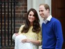 Kaum auf der Welt und schon ein Star: Die neugeborene Prinzessin von Cambridge am Tag ihrer Geburt, dem 2. Mai 2015, mit ihren Eltern Kate Middleton und Prinz William. (Foto)