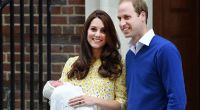 Kaum auf der Welt und schon ein Star: Die neugeborene Prinzessin von Cambridge am Tag ihrer Geburt, dem 2. Mai 2015, mit ihren Eltern Kate Middleton und Prinz William.