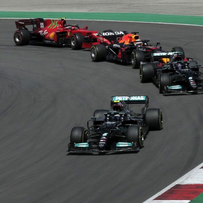 Hamilton gewinnt Rennen in Barcelona vor Verstappen