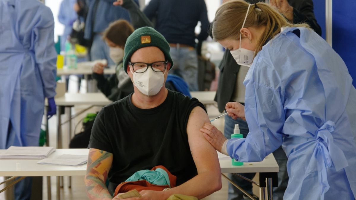 Ein junger Mann wird bei einer Sonder-Impf-Aktion im Kampf gegen das Coronavirus in der Ditib-Zentralmoschee im Kölner Stadtteil Ehrenfeld geimpft. (Foto)