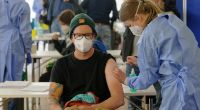Ein junger Mann wird bei einer Sonder-Impf-Aktion im Kampf gegen das Coronavirus in der Ditib-Zentralmoschee im Kölner Stadtteil Ehrenfeld geimpft.