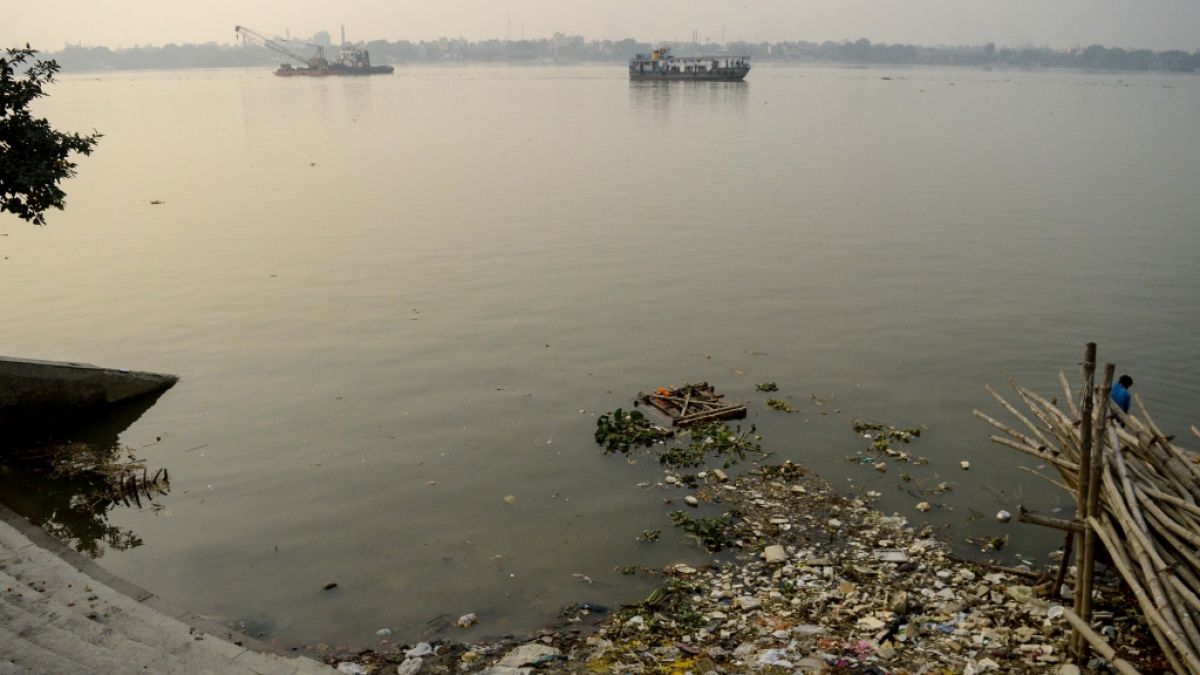 Dieser Tage sammelt sich nicht nur Müll am Ufer des Ganges. (Foto)