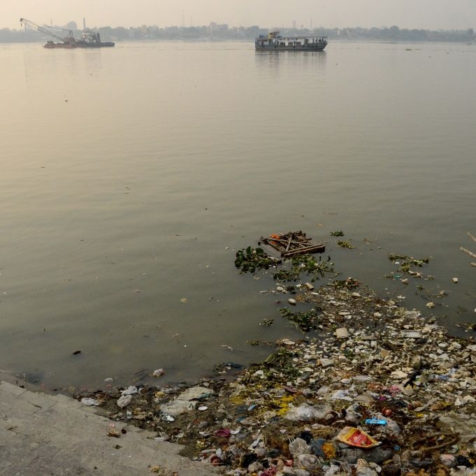 Dutzende Corona-Leichen treiben auf Ganges