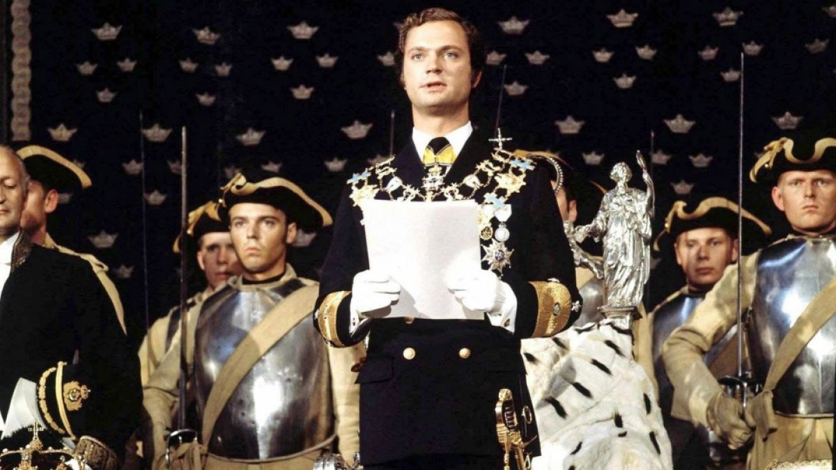 König Carl XVI. Gustaf von Schweden im September 1973 bei seiner Inthronisierung - auf eine Krönung verzichtete der Schweden-Royal bewusst. (Foto)