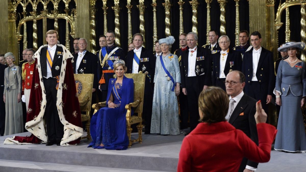König Willem-Alexander der Niederlande und Königin Maxima am Tag der Inthronisierung - eine Krone sucht man auf dem Kopf des Monarchen vergebens, nur die niederländische Königin ließ es dank einer Tiara funkeln. (Foto)