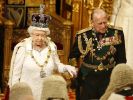 Klotzen statt kleckern: Queen Elizabeth II. erscheint bei der Parlamentseröffnung in festlicher Robe und mit der Imperial State Crown auf dem Kopf. (Foto)