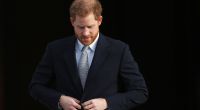 Prinz Harry ist in einem US-Podcast hart mit der britischen Königsfamilie ins Gericht gegangen.