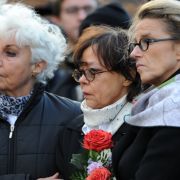 Simone Rethel-Heesters mit ihren Stieftöchtern bei der Beerdigung ihres Mannes.