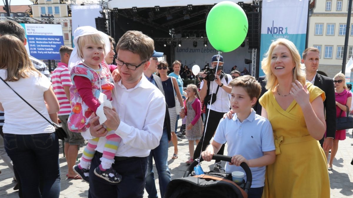 Manuela Schwesig zusammen mit ihrem Mann Stefan Schwesig und den beiden Kindern. (Foto)
