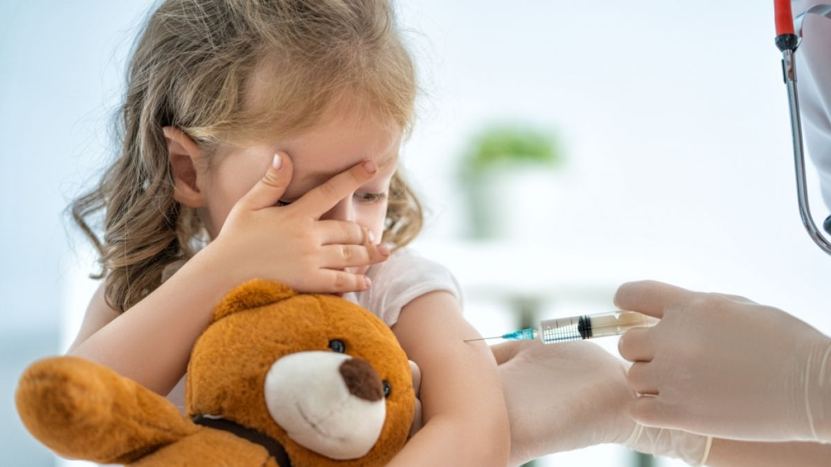 Impfungen für Kinder rücken in greifbare Nähe. Doch mit welchen Impfreaktionen und Nebenwirkungen müssen die Kleinen rechnen? (Foto)