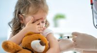 Impfungen für Kinder rücken in greifbare Nähe. Doch mit welchen Impfreaktionen und Nebenwirkungen müssen die Kleinen rechnen?