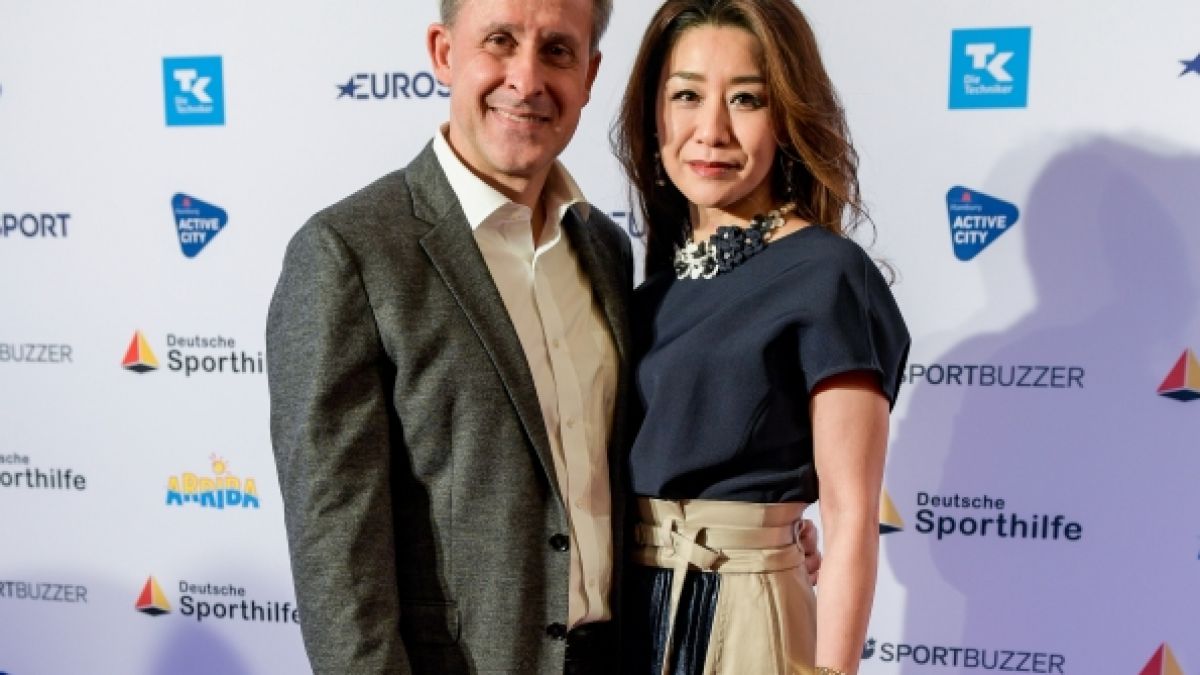 Der ehemalige Fußball-Nationalspieler Pierre Littbarski und seine Frau Hitomi. (Foto)