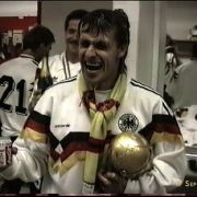 Nationalspieler Pierre Littbarski jubelt am 08.07.1990 nach dem WM-Sieg.