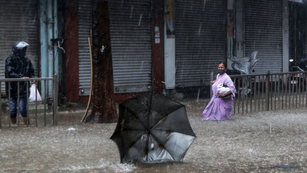 Etliche Straßen Indiens wurden durch den Sturm überflutet. (Foto)