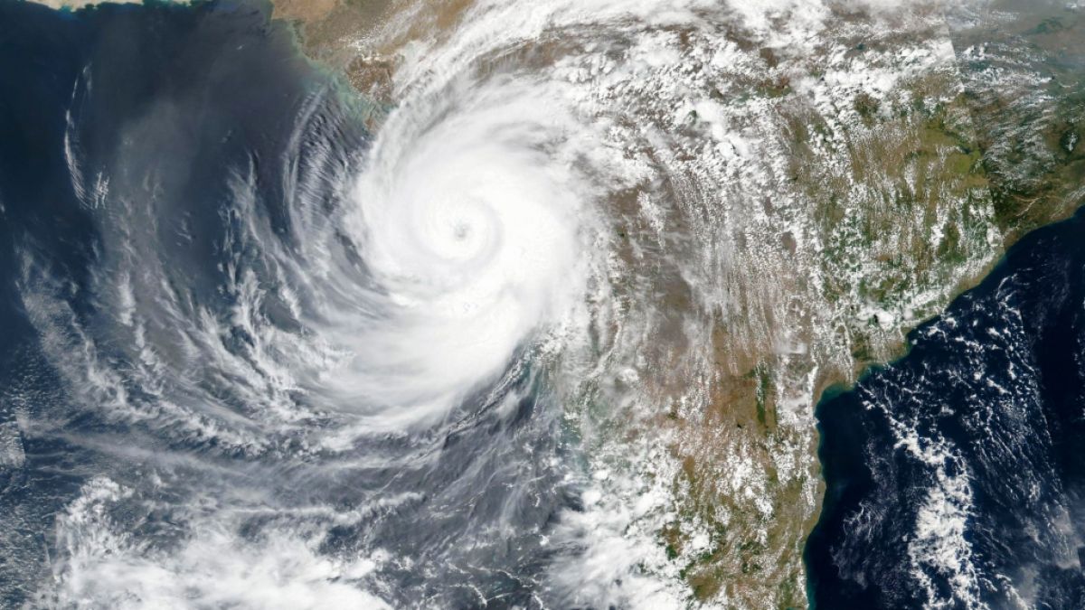 Der mächtige Zyklon, der im Arabischen Meer entstanden ist, traf am Montag auf die Westküste Indiens. (Foto)