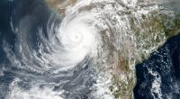 Der mächtige Zyklon, der im Arabischen Meer entstanden ist, traf am Montag auf die Westküste Indiens.