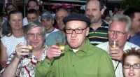 Robert Treutel alias Bodo Bach spendierte 2002 Gästen Apfelwein auf dem Frankfurter Mainfest.
