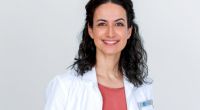 Sanam Afrashteh spielt seit 2012 Dr. Leyla Sherbaz in der Serie 
