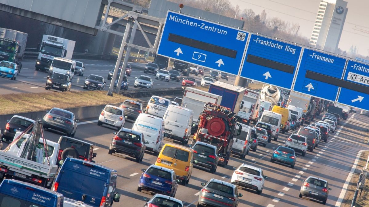 #Pfingstfest Allgemeiner Deutscher Automobil Club Stauprognose 2021 : Volle Autobahnen? HIER könnte es sich heute stauen
