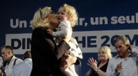 Marine le Pen küsst ein Mädchen während einer Wahlkampfveranstaltung (2019).