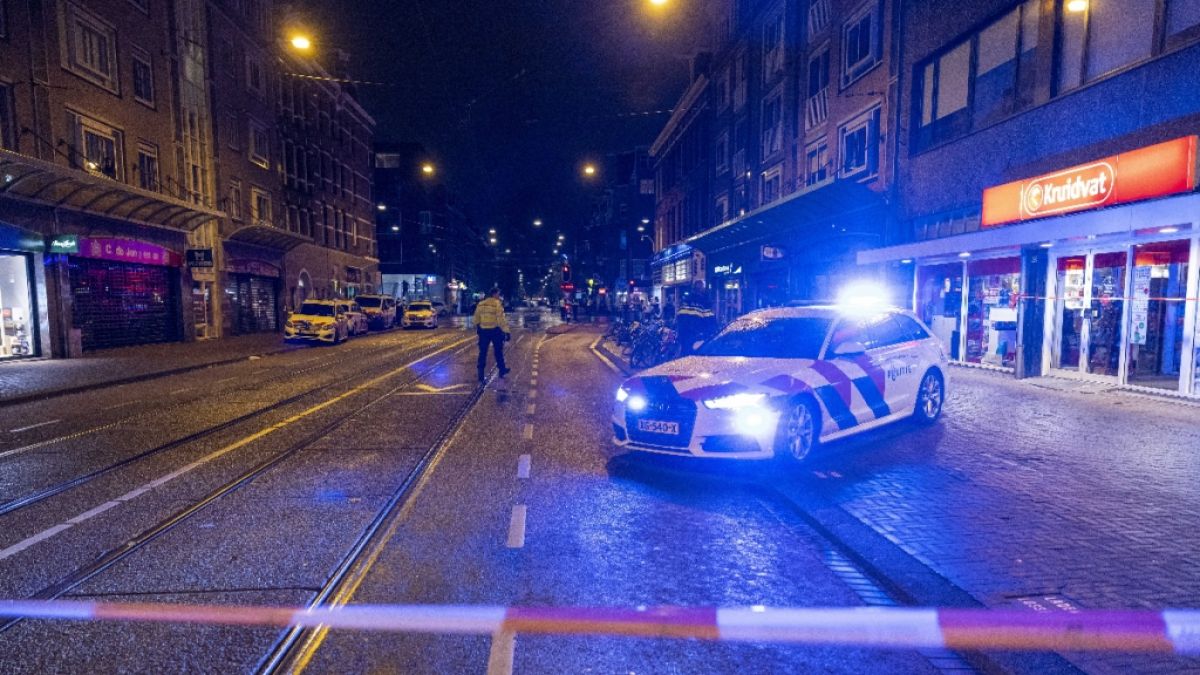 Ein Mann stach in Amsterdam wild auf fünf Menschen ein. Einer starb noch am Tatort. (Foto)