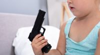 In den USA hat ein kleiner Junge (3) mit einer Schusswaffe auf seine Schwester (2) geschossen