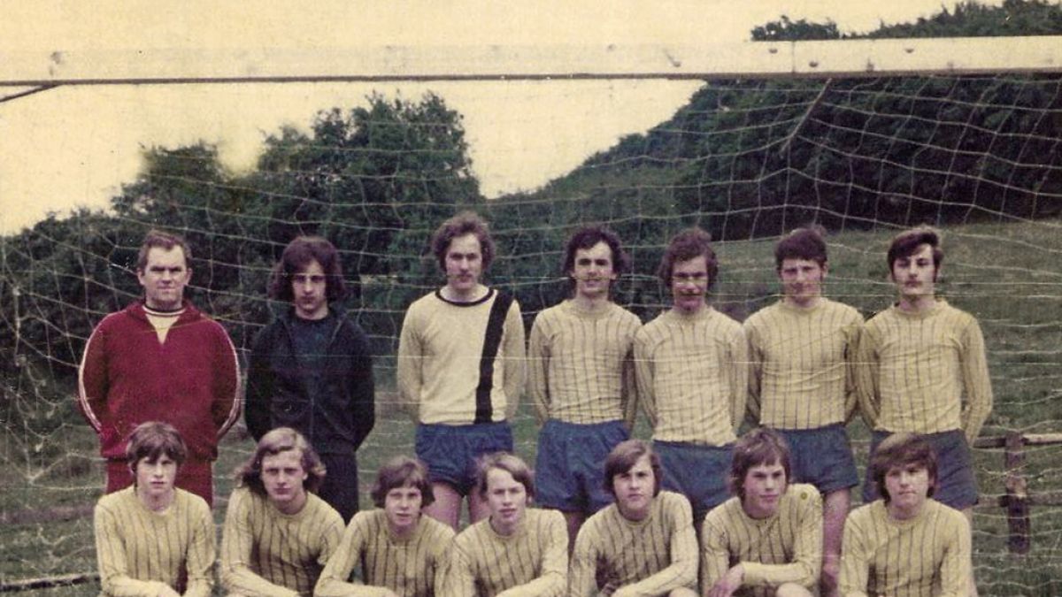 Frank-Walter Steinmeier (vordere Reihe, 3.v.r.) posiert als etwa 16-j&auml;hriger mit seinen Mannschaftskameraden vom TuS Brakelsiek und ihrem Trainer Ernst Null. (Foto)