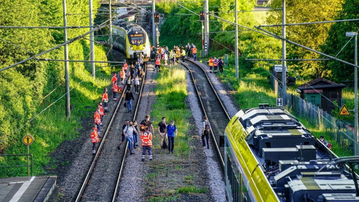Rettungskräfte sichern die Strecke als Passagiere den Zug verlassen, nachdem der Triebwagen des Regionalexpress von Stuttgart nach Schwäbisch Hall ein 14 Jahre altes Mädchen erfasst hat. (Foto)