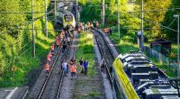 Rettungskräfte sichern die Strecke als Passagiere den Zug verlassen, nachdem der Triebwagen des Regionalexpress von Stuttgart nach Schwäbisch Hall ein 14 Jahre altes Mädchen erfasst hat.