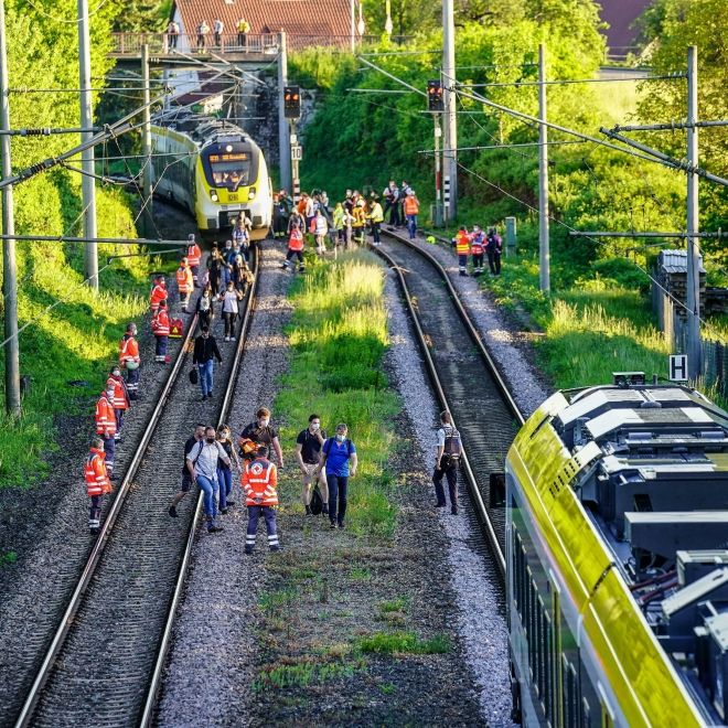 Teenagerin (14) überquert Gleise, wird von Zug erfasst - tot!