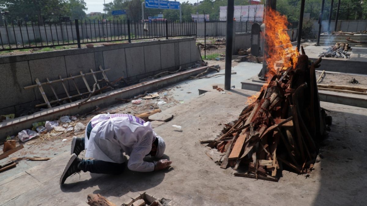 Ein Mann verneigt sich aus Respekt, während ein Corona-Opfer, für das sich keine Angehörigen gemeldet haben, in einem Krematorium verbrannt wird. (Foto)