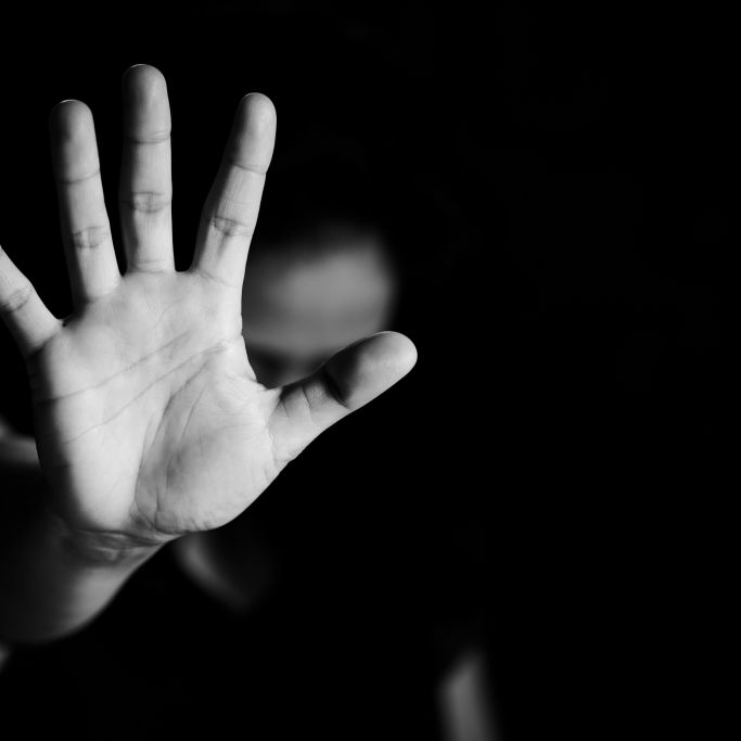 Mädchen (17) vergewaltigt in Stadtpark - Täter flüchtig