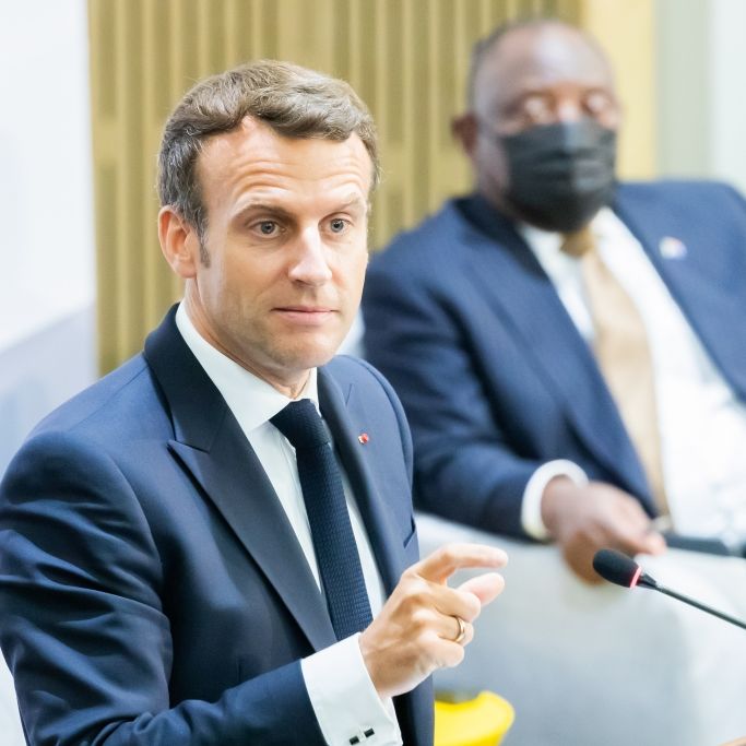 Vor laufender Kamera! Französischer Präsident ins Gesicht geschlagen
