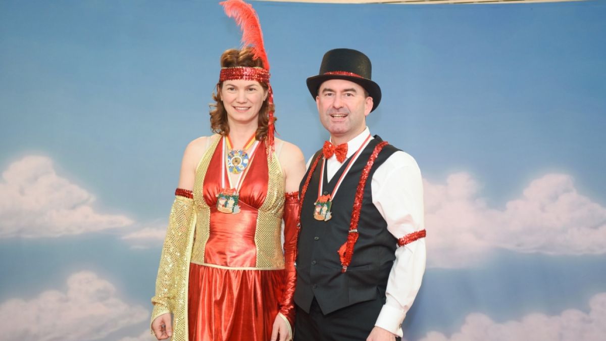 Hubert Aiwanger mit seiner Freundin Tanja Schweiger bei der "Fastnacht in Franken" 2020. (Foto)
