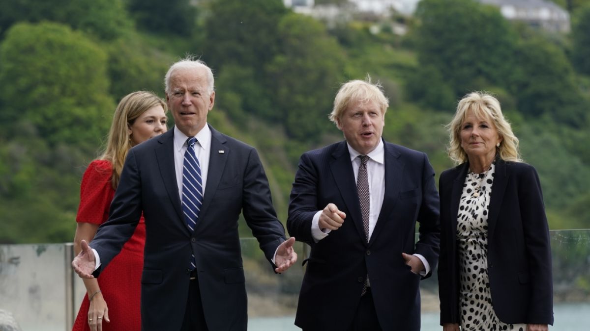 Boris Johnson (2.v.r), Premierminister von Großbritannien, und seine Frau Carrie Johnson (l) sowie Joe Biden, Präsident der USA, und First Lady Jill Biden spazieren gemeinsam vor dem Carbis Bay Hotel in Cornwall. (Foto)