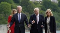 Boris Johnson (2.v.r), Premierminister von Großbritannien, und seine Frau Carrie Johnson (l) sowie Joe Biden, Präsident der USA, und First Lady Jill Biden spazieren gemeinsam vor dem Carbis Bay Hotel in Cornwall.