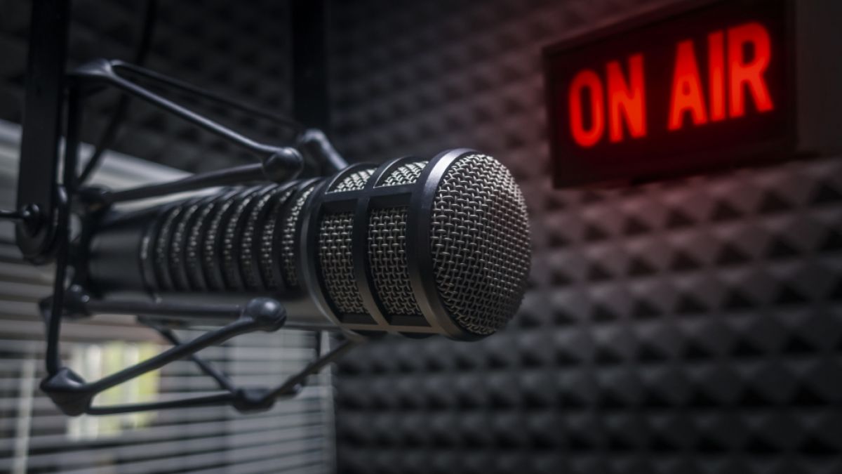 Die Radiolandschaft trauert um einen Rundfunk-Veteranen: Der britische Moderator Dom Busby ist tot (Symbolbild). (Foto)