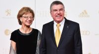 Der scheidende IOC-Präsident Thomas Bach und seine Ehefrau Claudia kommen gemeinsam zur Wahl zum 